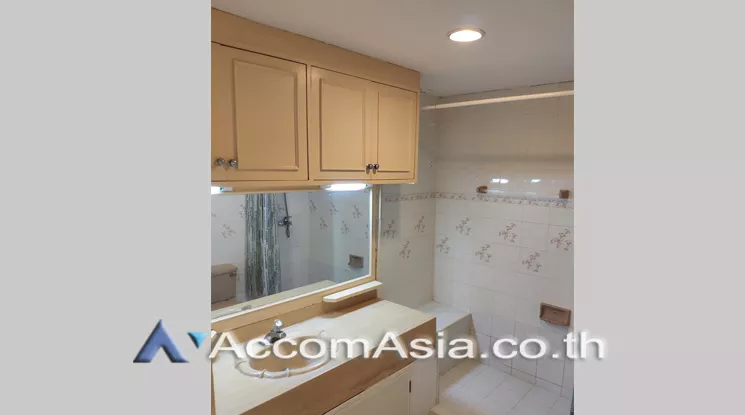  3 Bedrooms  Condominium For Rent in Sukhumvit, Bangkok  near BTS Ekkamai (AA23716)