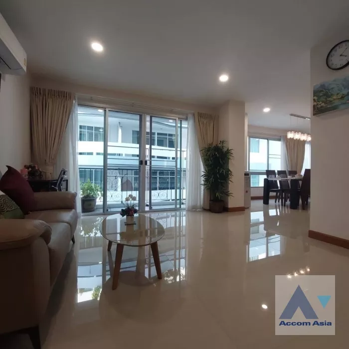  3 Bedrooms  Apartment For Rent in Sukhumvit, Bangkok  near BTS Phrom Phong (AA24126)