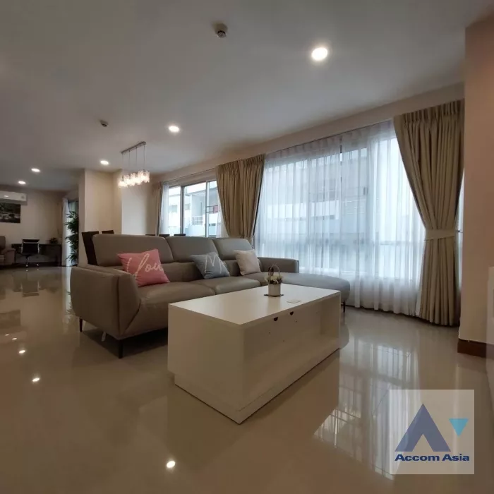  3 Bedrooms  Apartment For Rent in Sukhumvit, Bangkok  near BTS Phrom Phong (AA24126)