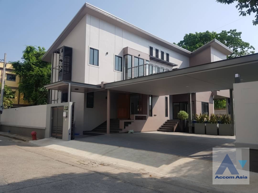  4 Bedrooms  House For Rent in Sukhumvit, Bangkok  near BTS Phrom Phong (AA24155)