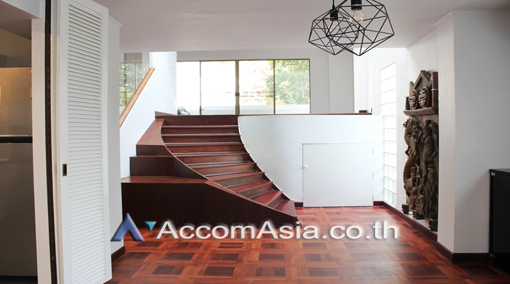 Pet friendly |  3 Bedrooms  Townhouse For Rent & Sale in Sukhumvit, Bangkok  near BTS Phrom Phong (AA24300)