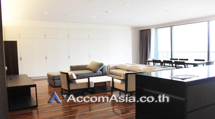  4 Bedrooms  Apartment For Rent in Sukhumvit, Bangkok  near BTS Phrom Phong (AA24303)