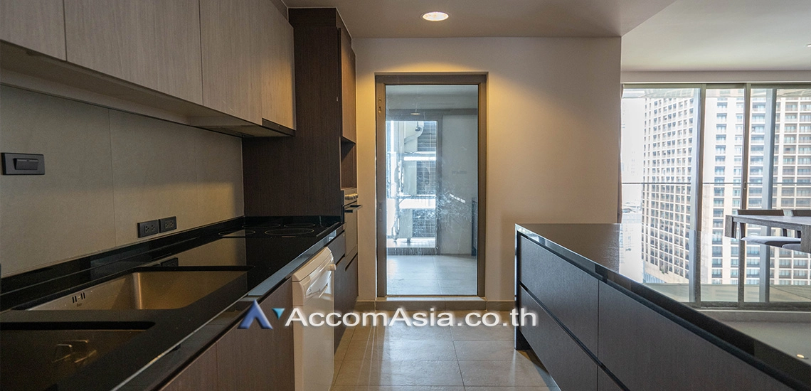  4 Bedrooms  Apartment For Rent in Sukhumvit, Bangkok  near BTS Phrom Phong (AA24304)