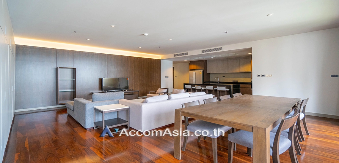  4 Bedrooms  Apartment For Rent in Sukhumvit, Bangkok  near BTS Phrom Phong (AA24304)