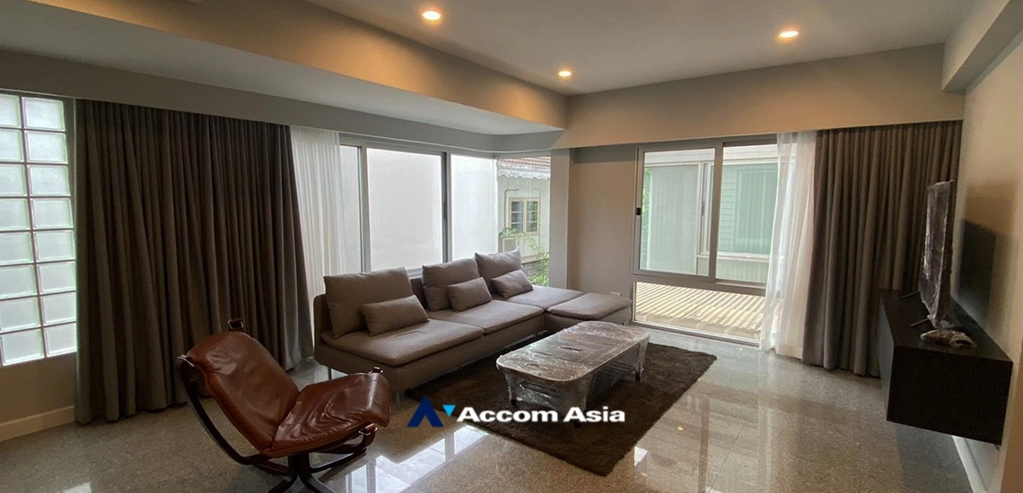  4 Bedrooms  House For Rent in Sukhumvit, Bangkok  near BTS Phrom Phong (AA24413)