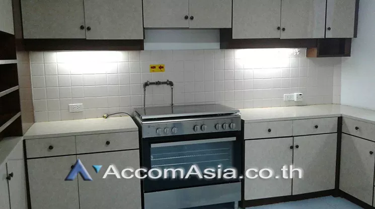  3 Bedrooms  Apartment For Rent in Sukhumvit, Bangkok  near BTS Phrom Phong (AA24427)