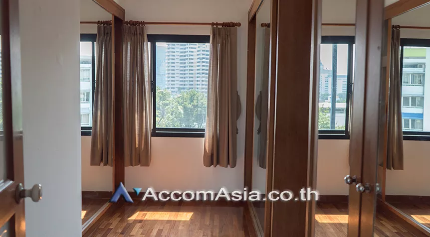  3 Bedrooms  Apartment For Rent in Sukhumvit, Bangkok  near BTS Phrom Phong (AA24538)