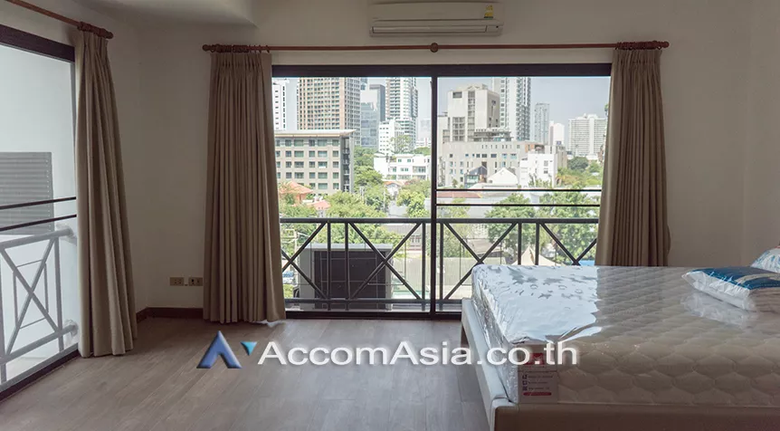  3 Bedrooms  Apartment For Rent in Sukhumvit, Bangkok  near BTS Phrom Phong (AA24538)