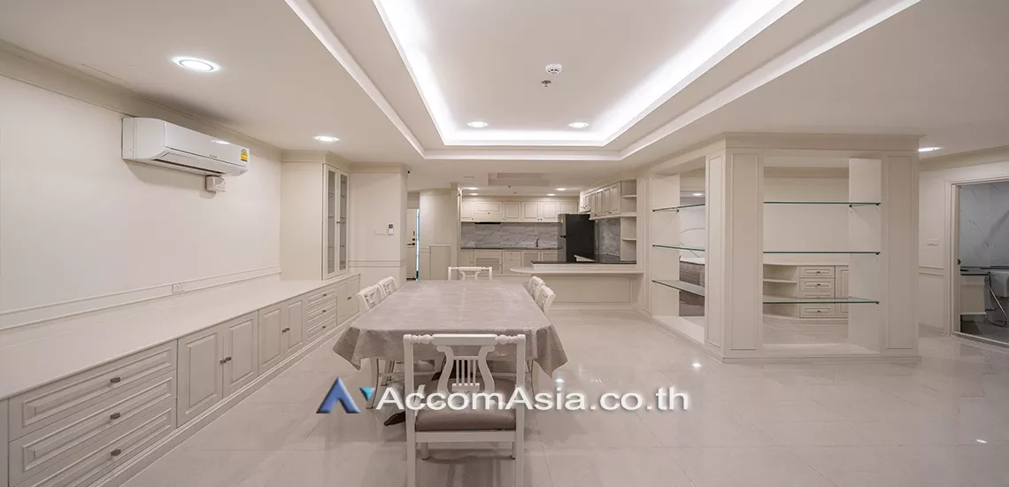  3 Bedrooms  Apartment For Rent in Sukhumvit, Bangkok  near BTS Phrom Phong (AA24657)