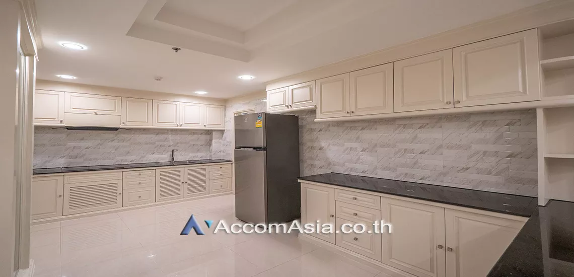  3 Bedrooms  Apartment For Rent in Sukhumvit, Bangkok  near BTS Phrom Phong (AA24657)