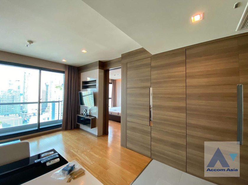  1 Bedroom  Condominium For Rent & Sale in Silom, Bangkok  near BTS Chong Nonsi (AA24682)