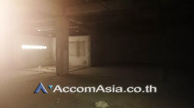  1  Retail / Showroom For Rent in Sukhumvit ,Bangkok BTS Ekkamai at Retail Space for RENT AA24755