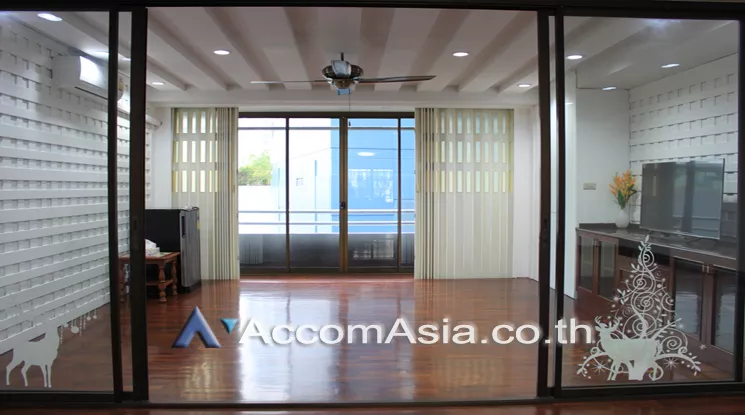  4 Bedrooms  Apartment For Rent in Sukhumvit, Bangkok  near BTS Thong Lo (AA24801)