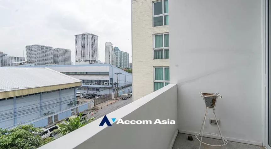  1 Bedroom  Apartment For Rent in Sukhumvit, Bangkok  near BTS Thong Lo (AA24809)