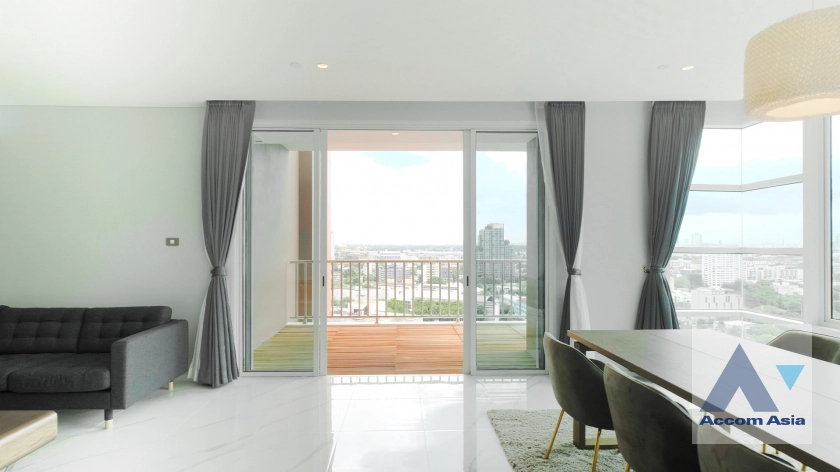 Corner Unit, Pet friendly |  3 Bedrooms  Condominium For Sale in Sukhumvit, Bangkok  near BTS Ekkamai (AA24939)