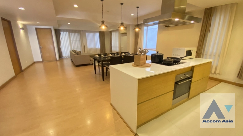  3 Bedrooms  Apartment For Rent in Sukhumvit, Bangkok  near BTS Phrom Phong (AA24954)