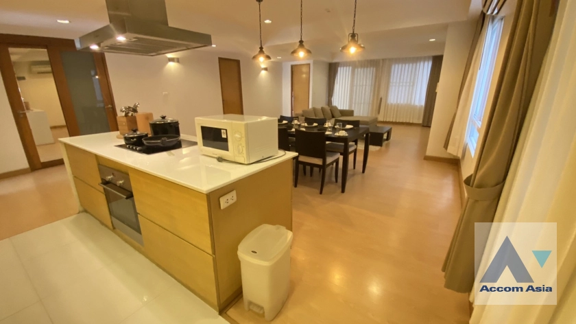  3 Bedrooms  Apartment For Rent in Sukhumvit, Bangkok  near BTS Phrom Phong (AA24954)