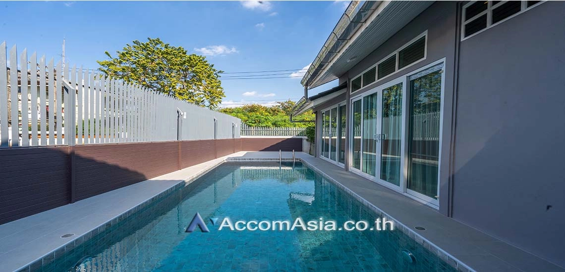 Garden, Private Swimming Pool |  4 Bedrooms  House For Rent in Sukhumvit, Bangkok  near BTS Phra khanong (AA24957)