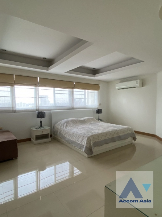  3 Bedrooms  Condominium For Rent in Sukhumvit, Bangkok  near BTS Ekkamai (AA25000)