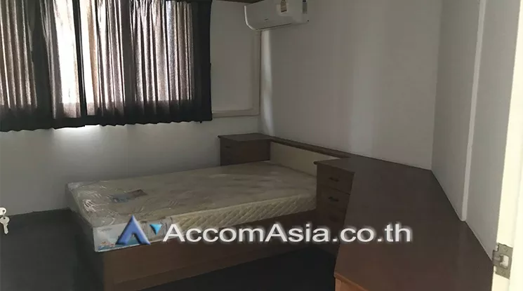  3 Bedrooms  Condominium For Rent in Sukhumvit, Bangkok  near BTS Ekkamai (AA25002)