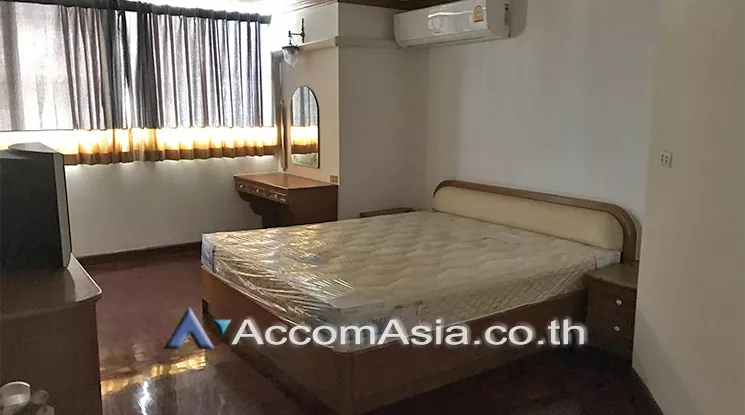  3 Bedrooms  Condominium For Rent in Sukhumvit, Bangkok  near BTS Ekkamai (AA25002)