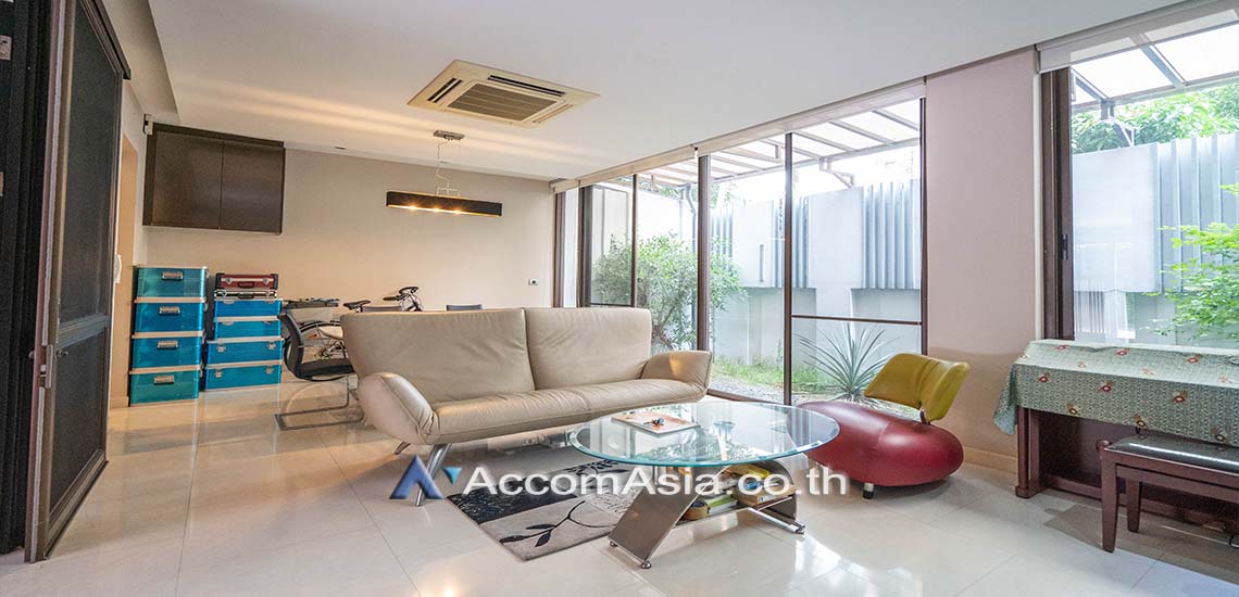  4 Bedrooms  House For Sale in Sukhumvit, Bangkok  near BTS Phra khanong (AA25135)