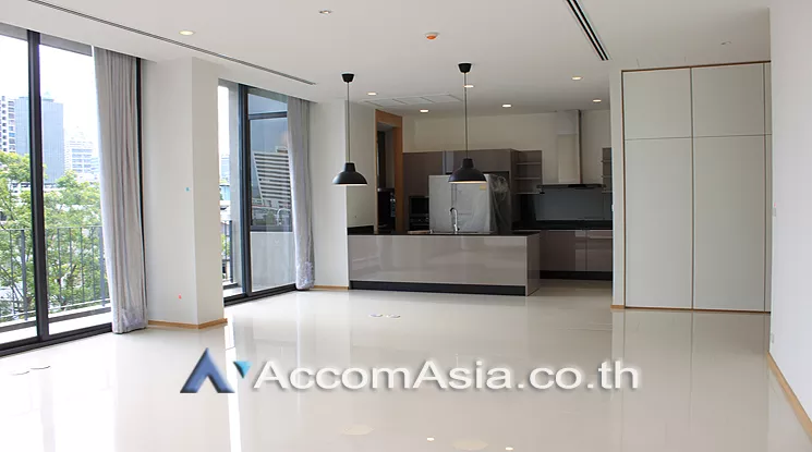  3 Bedrooms  Apartment For Rent in Sukhumvit, Bangkok  near BTS Phrom Phong (AA25222)