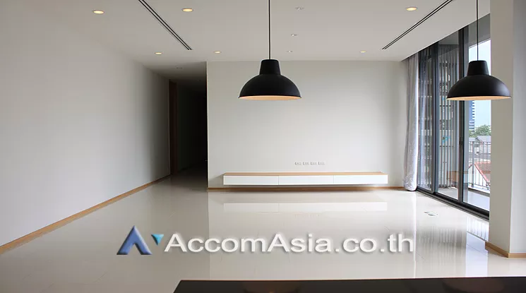  3 Bedrooms  Apartment For Rent in Sukhumvit, Bangkok  near BTS Phrom Phong (AA25222)