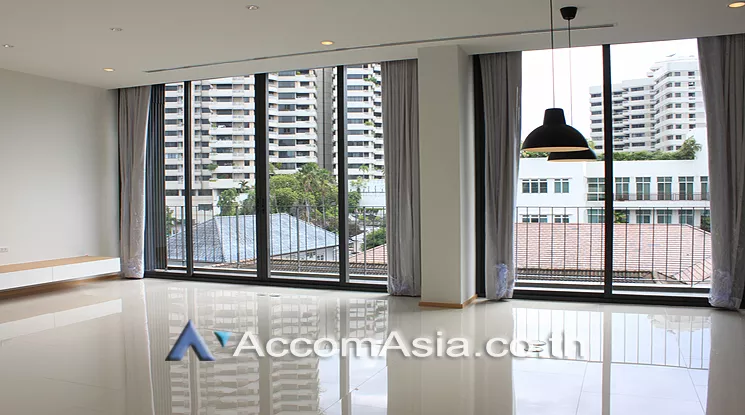  3 Bedrooms  Apartment For Rent in Sukhumvit, Bangkok  near BTS Phrom Phong (AA25222)