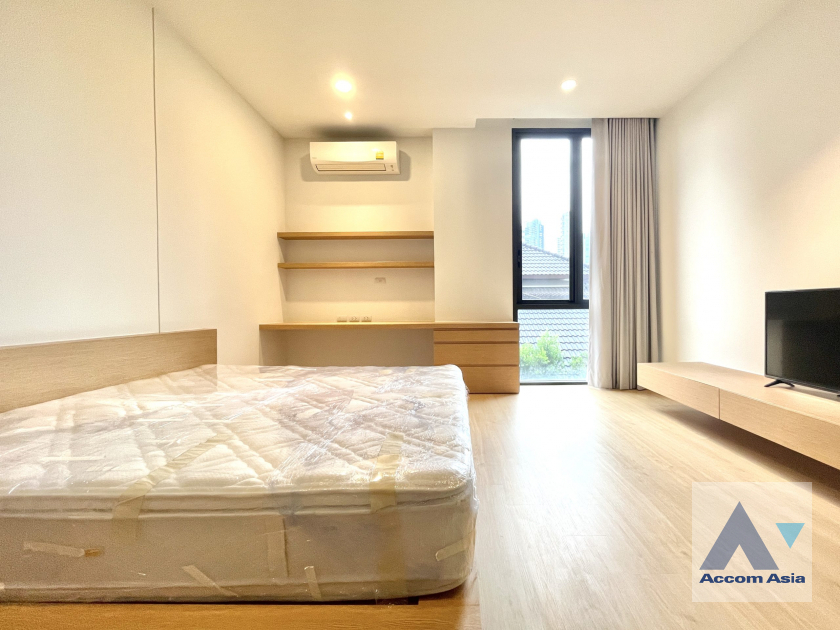  2 Bedrooms  Apartment For Rent in Sukhumvit, Bangkok  near BTS Phrom Phong (AA25224)