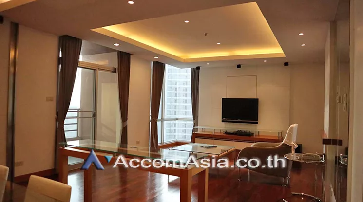 Pet friendly |  2 Bedrooms  Condominium For Rent in Ploenchit, Bangkok  near BTS Chitlom (AA25262)