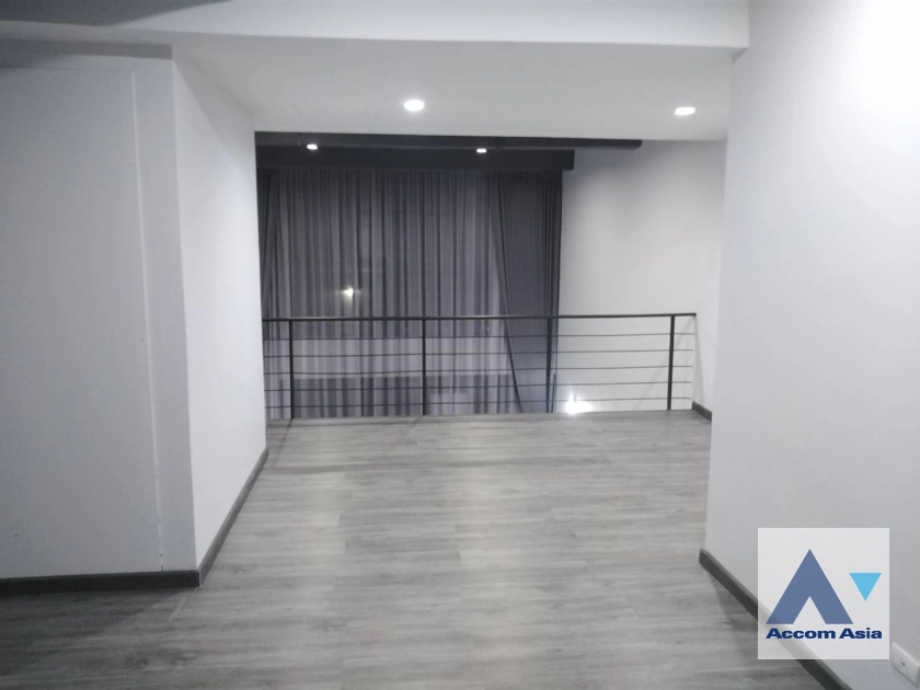  4 Bedrooms  Townhouse For Rent & Sale in Pattanakarn, Bangkok  near BTS On Nut (AA25525)