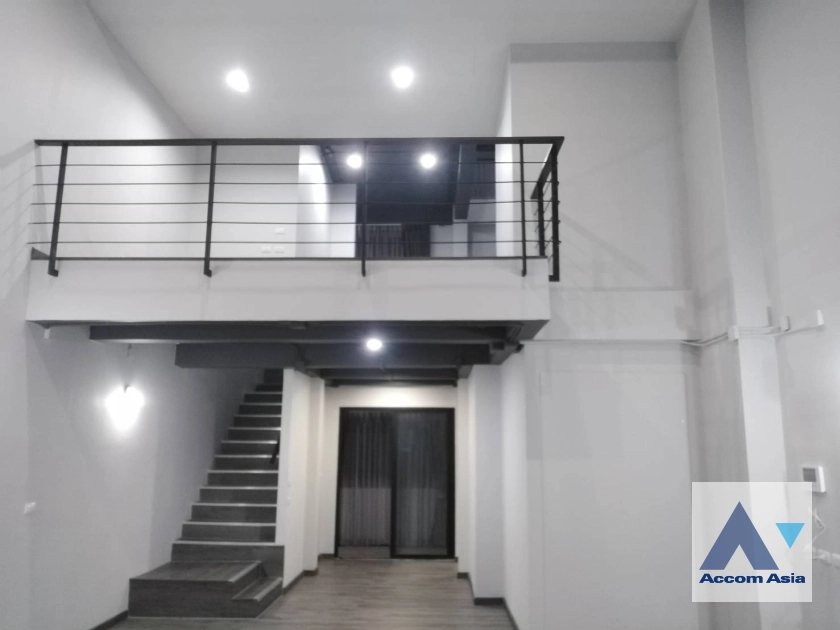  4 Bedrooms  Townhouse For Rent & Sale in Pattanakarn, Bangkok  near BTS On Nut (AA25525)