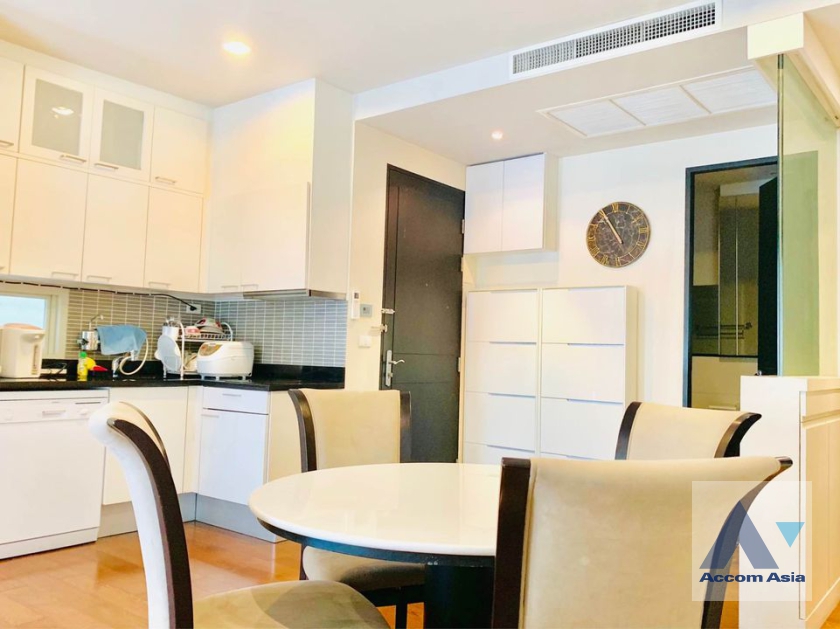  2 Bedrooms  Condominium For Rent in Ploenchit, Bangkok  near BTS Chitlom (AA25697)