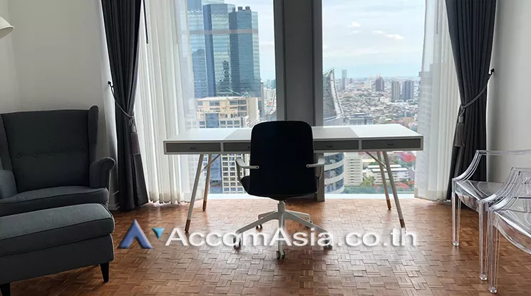  3 Bedrooms  Condominium For Rent in Silom, Bangkok  near BTS Chong Nonsi (AA25800)