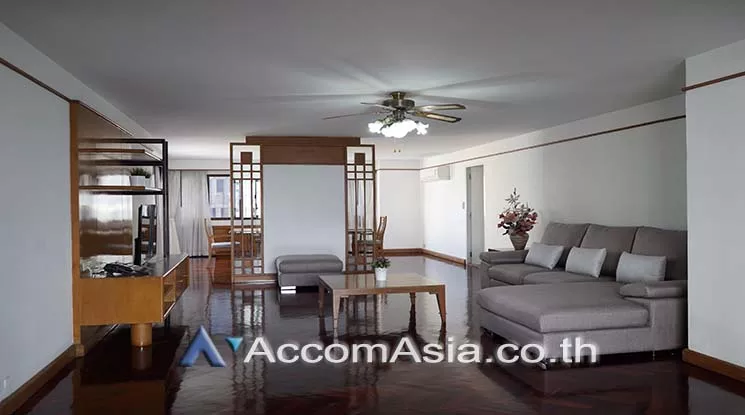  3 Bedrooms  Apartment For Rent in Sukhumvit, Bangkok  near BTS Nana (AA25932)