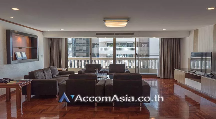  3 Bedrooms  Apartment For Rent in Sukhumvit, Bangkok  near BTS Phrom Phong (AA26029)