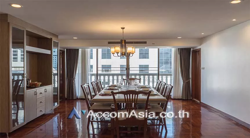  3 Bedrooms  Apartment For Rent in Sukhumvit, Bangkok  near BTS Phrom Phong (AA26029)