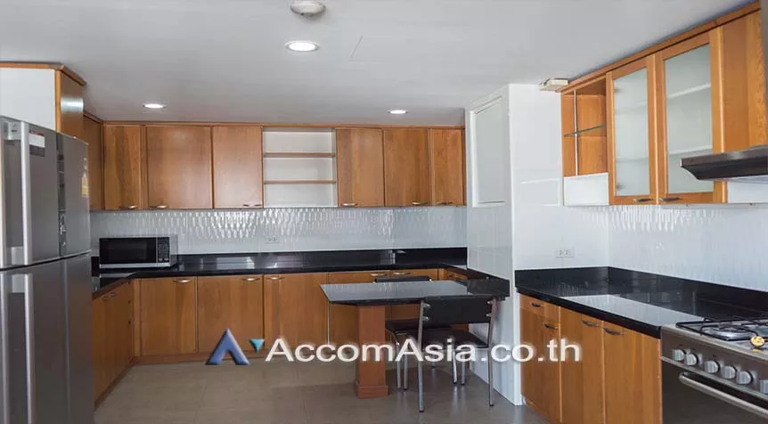  3 Bedrooms  Apartment For Rent in Sukhumvit, Bangkok  near BTS Phrom Phong (AA26029)