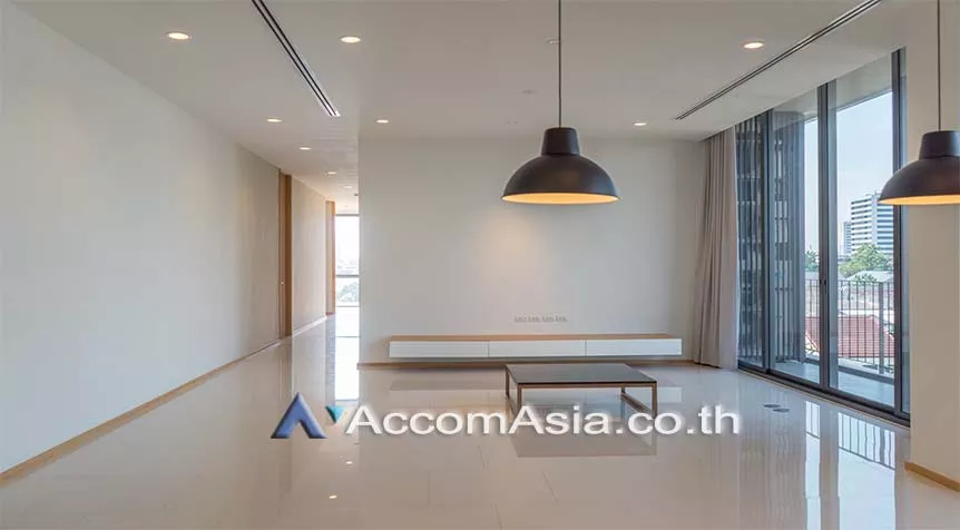  3 Bedrooms  Apartment For Rent in Sukhumvit, Bangkok  near BTS Phrom Phong (AA26045)