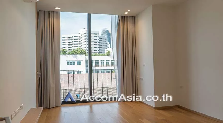  3 Bedrooms  Apartment For Rent in Sukhumvit, Bangkok  near BTS Phrom Phong (AA26045)