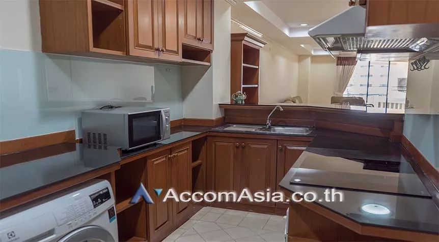  3 Bedrooms  Apartment For Rent in Sukhumvit, Bangkok  near BTS Phrom Phong (AA26088)