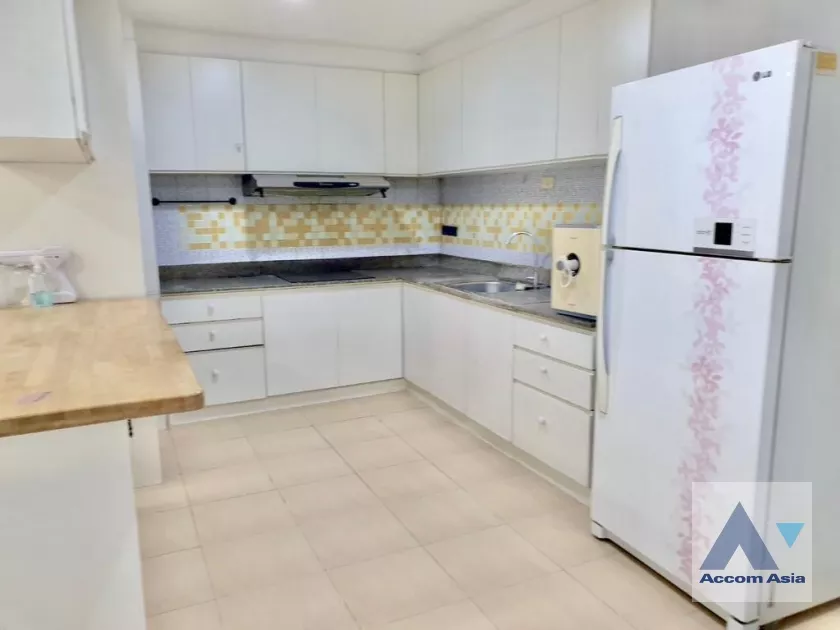 Pet friendly |  2 Bedrooms  Condominium For Rent in Sukhumvit, Bangkok  near BTS Ekkamai (AA26122)