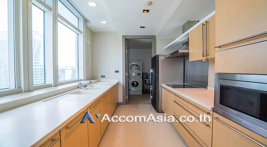  2 Bedrooms  Condominium For Rent in Ploenchit, Bangkok  near BTS Ploenchit (AA26211)