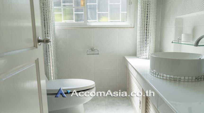  2 Bedrooms  Townhouse For Rent & Sale in Sathorn, Bangkok  near BTS Chong Nonsi - MRT Lumphini (AA26336)