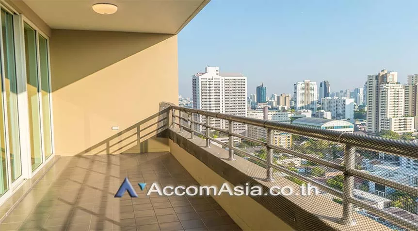 Big Balcony |  3 Bedrooms  Apartment For Rent in Sukhumvit, Bangkok  near BTS Phrom Phong (AA26428)