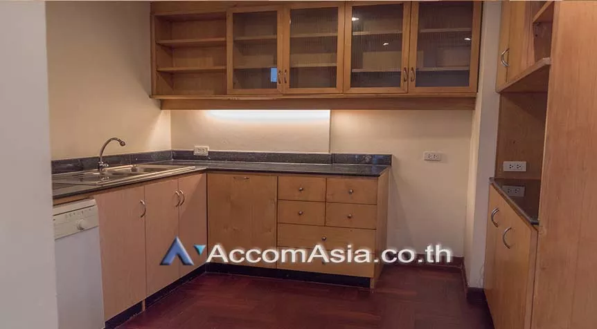 Pet friendly |  4 Bedrooms  Townhouse For Rent in Sukhumvit, Bangkok  near BTS Phrom Phong (AA26434)
