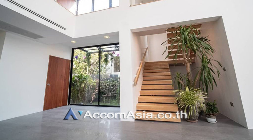 Private Swimming Pool |  5 Bedrooms  House For Rent & Sale in Sukhumvit, Bangkok  near BTS Phra khanong (AA26511)