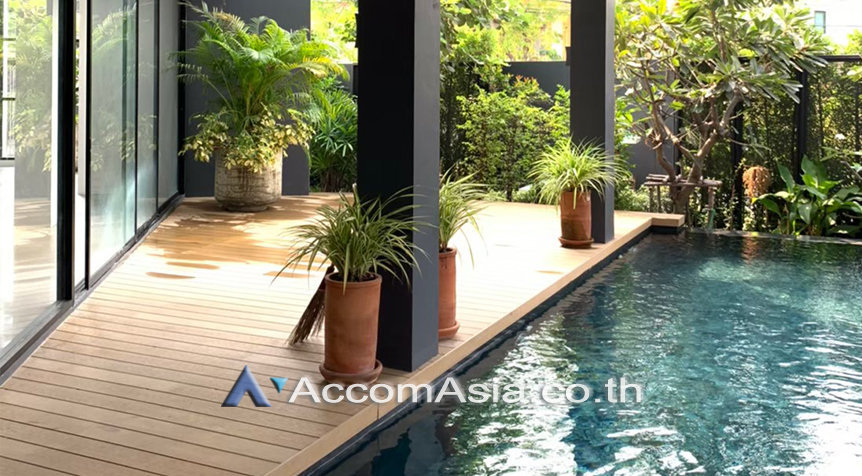 Private Swimming Pool |  5 Bedrooms  House For Rent & Sale in Sukhumvit, Bangkok  near BTS Phra khanong (AA26511)