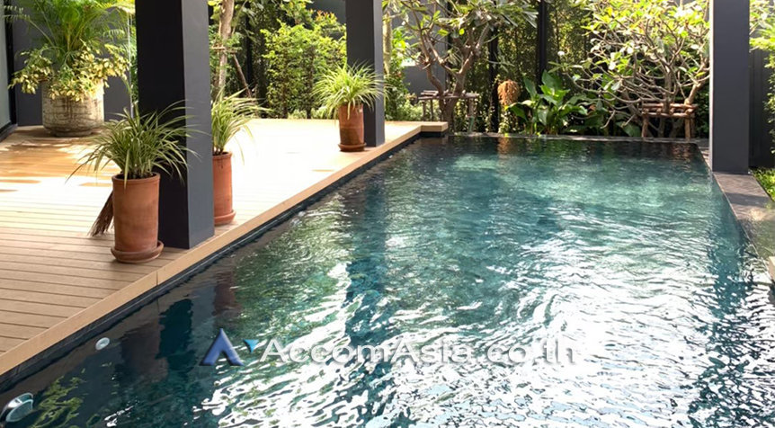 Private Swimming Pool |  5 Bedrooms  House For Rent & Sale in Sukhumvit, Bangkok  near BTS Phra khanong (AA26511)